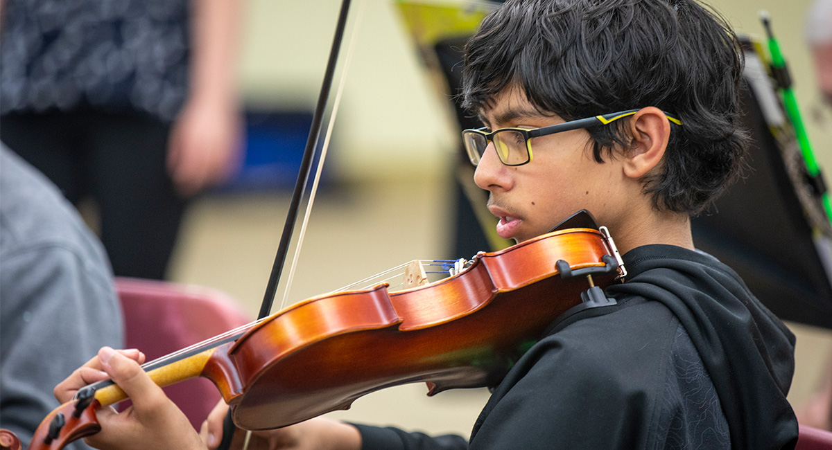 studet playing the violin